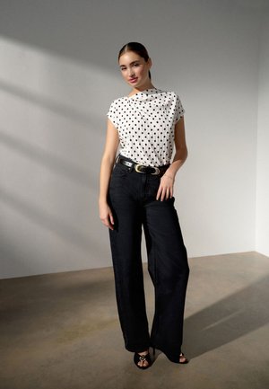 Next, PETITE FIT - ASYMMETRIC PLEATED DRAPE SHORT SLEEVE TOP  . - Blúzka - black/ecru polka dot