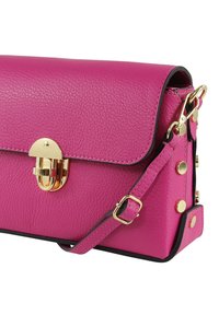 Pink strukturierte Lederhandtasche mit einem goldfarbenen Metallverschluss, verstellbarem Riemen und goldfarbenen Verzierungen an den Seiten. Rechteckige Form.