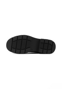 Suola di scarpa in gomma nera con un motivo di presa testurizzato e battistrada segmentato. Design piatto con una sezione centrale liscia e bordi arrotondati.