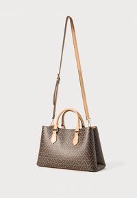 Sac à main marron à motifs avec des accents en cuir beige, deux poignées robustes et une bandoulière amovible. Forme rectangulaire avec finition texturée.