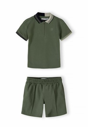 Oliwkowo-zielona koszulka polo z krótkim rękawem, z dwukolorowym kołnierzykiem, oraz dopasowane szorty z elastycznym pasem dla dzieci.