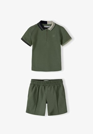 Maslinasto zelena polo majica kratkih rukava s dvobojnim ovratnikom i odgovarajućim kratkim hlačama s elastičnim strukom za djecu.