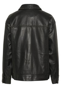 Melnā ādas jaka ar strukturētu apkakli, rotāta ar sudraba uzkrājumus plecos un aprocēs, ar taisnu griezumu aizmugurē.