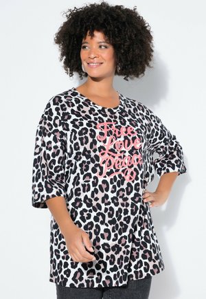 Koszulka w dużym rozmiarze z nadrukiem w panterkę i różowym napisem "Free Love Peace", okrągły dekolt i krótkie rękawy. Miękka tkanina i luźny krój.