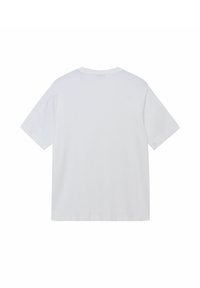 Camiseta blanca de manga corta con escote redondo. Tejido suave, corte relajado, textura lisa, sin patrones ni adornos.
