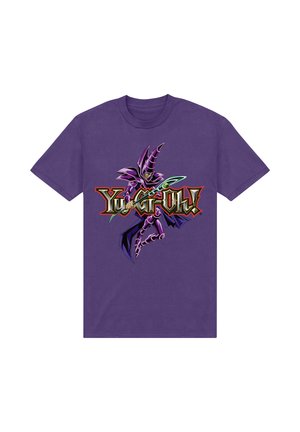 Maglietta viola con la grafica di un mago viola corazzato che tiene un bastone e il testo in grassetto "Yu-Gi-Oh!" sul petto.