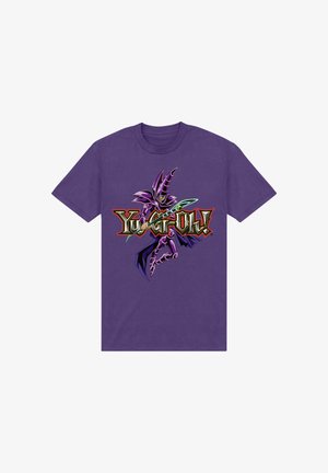 Lilla t-shirt med en grafik af en lilla bevæbnet troldmand, der holder en stav, og den fede tekst "Yu-Gi-Oh!" over brystet.