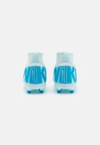 Scarpini da calcio celeste chiaro con collarino alto, caratterizzati da un audace marchio blu "NIKE MERCURIAL", pannelli laterali texturizzati e tacchetti blu per una maggiore aderenza.