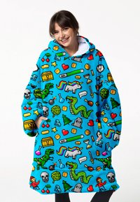 Blaues übergroßes Fleece-Decken-Hoodie mit bunten, pixelierten Mustern, darunter Einhörner, Bäume und Herzen, mit einem gemütlichen weißen Futter.