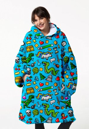 Niebieska, oversize'owa bluza z kapturem wykonana z polaru, zdobiona kolorowymi, pikselowymi wzorami, w tym jednorożcami, drzewkami i sercami, oraz przytulnym białym podszyciem.