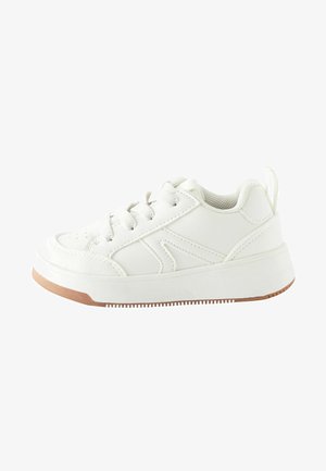 Les baskets blanches présentent une tige en synthétique lisse, un bout rond, un laçage, des détails texturés sur les côtés et une semelle en caoutchouc épaisse avec un motif de traction.