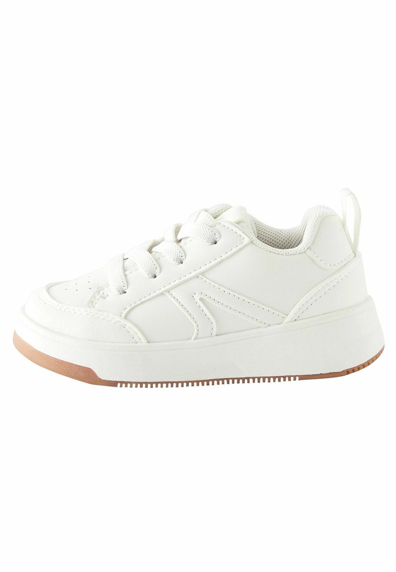 Białe sneakersy mają gładką syntetyczną cholewkę, okrągły czubek, sznurowanie, teksturowane detale po bokach oraz grubą gumową podeszwę z bieżnikiem.