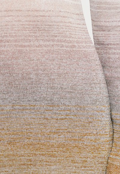 Material tricotat cu un design ombre care trece de la roz deschis la galben auriu, având o textură moale și linii orizontale subtile.