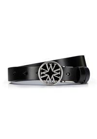 Cinturón de piel negra con una hebilla met�álica redonda en plata que presenta un diseño de logotipo intrincado y múltiples agujeros de ajuste. Textura suave.