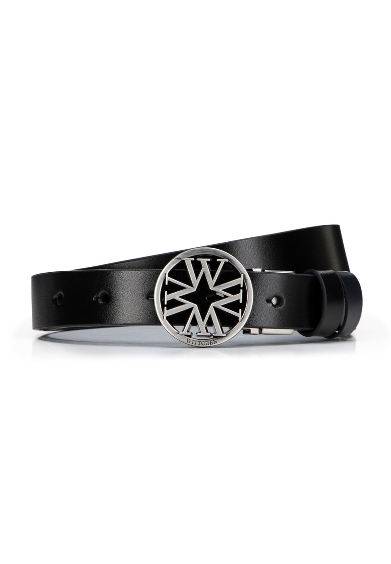 Cinturón de piel negra con una hebilla metálica redonda en plata que presenta un diseño de logotipo intrincado y múltiples agujeros de ajuste. Textura suave.