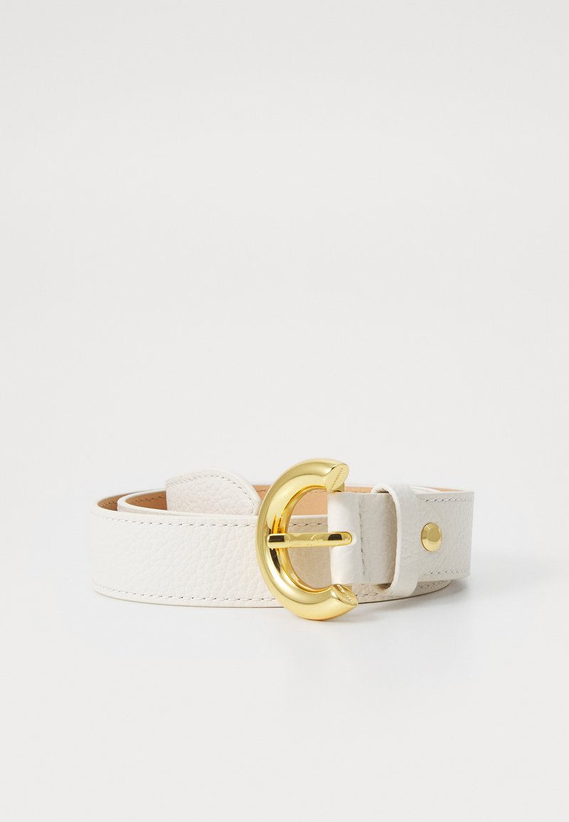 Witte leren riem met een gestructureerde afwerking, voorzien van een grote goudkleurige gesp en een zilveren accent bij het riemgaatje.