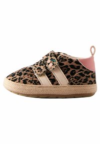 Vaikiška bateliai su leopardų rašto dekoru rudos ir juodos spalvos, su smėlio spalvos dirželiais, rožiniu kulno akcentu ir tekstūruota jūros šieno padu.