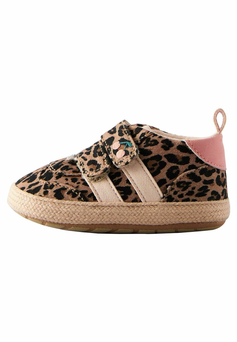 Sko med leopardmönster, beige och svart textilöverdel, två kardborreband, rosa läderdetalj på hälen och vävd jute-sula.