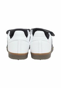 Baltie sporta apavi ar melniem akcentiem, gluda ādas virsma, teksturēta gumijas zole un potītes šuvums. Velcro siksna drošai piestiprināšanai.