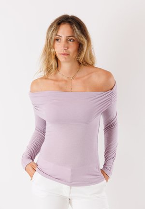 Top a maniche lunghe viola chiaro senza spalline realizzato in tessuto morbido. Presenta dettagli arricciati sulle spalle e una forma aderente.