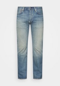 Vaaleansiniset farkut, joissa on haalistunut viimeistely, suora lahje, viisi taskua ja metalliset yksityiskohdat. Tasainen ompelu kaikkialla.