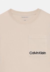 Calvin Klein Jeans POCKET UNISEX - Marškinėliai su spaudiniu - whitecap gray