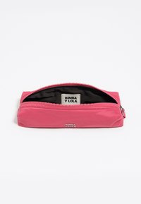 Bolsito rectangular rosa con cremallera y forro interior negro, con etiqueta "Bimba y Lola" en el interior y en la parte frontal, colocado sobre un fondo blanco.