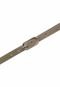 Olivgrön läderbälte med en slät yta, utrustat med en oval metallspänne och flera justeringshål längs sin längd.