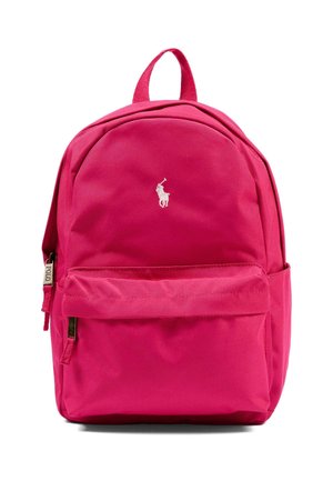 Felroze rugzak met een voorvak met ritssluiting, een bovenste handvat en een wit Polo-spelerlogo dat gecentreerd boven het vak is geplaatst.