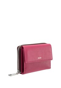 Portafoglio in pelle rosa con chiusura zip, texture liscia e logo argentato. Presenta una patta pieghevole e un interno marrone scuro a contrasto.