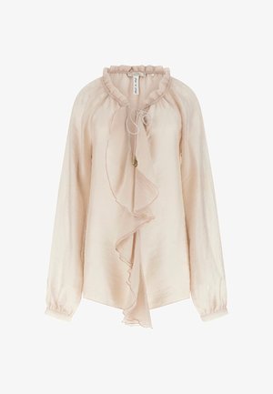 Jasnoróżowa bluzka z długim rękawem, z falbankowym dekoltem i kaskadowym wiązaniem z przodu, wykonana z półprzezroczystej, lekkiej tkaniny.