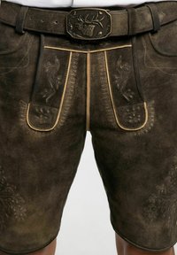 Bruna mocka shorts med dekorativ broderi, kontrasterande sömnad och ett svart bälte med en metallspänne med ett horndesign.
