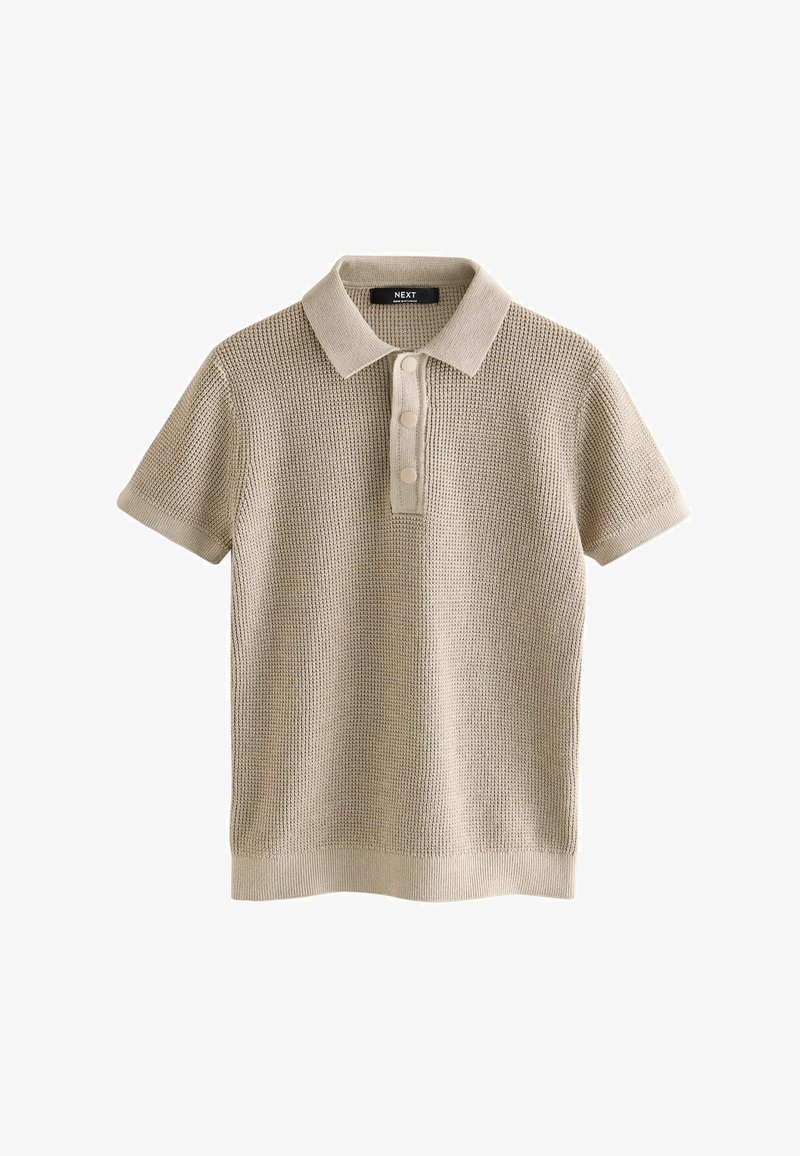Polo beige à manches courtes en maille avec col et trois boutons sur la patte de boutonnage avant.