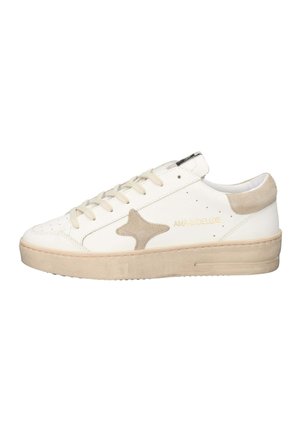 Sneaker bianca con tacco basso e dettaglio stella beige, suola e tacco beige coordinati, lacci e scritta "AMA-G/DELUXE" sul lato.