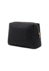 Zwarte rechthoekige cosmetische tas met gouden ritssluiting, rechtopstaand op een witte achtergrond.