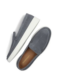 Graue Wildleder-Slipper mit runder Zehenform, ausgestattet mit einer weißen Gummisohle und einem braunen Insoleneinsatz mit eingeprägtem Branding. Akzente setzen die genähten Nähte.