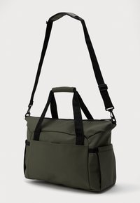 Olivengrønn rektangulær veske med svart justerbar skulderstropp, to håndtak med polstret grep, lommer på forsiden og siden, og glidelås på toppen.