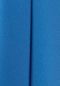 Strukturierter Stoff in einem hellen Blauton, mit weicher Oberfläche und subtiler Glanz, in gefalteten Abschnitten gezeigt, um Tiefe zu erzeugen.