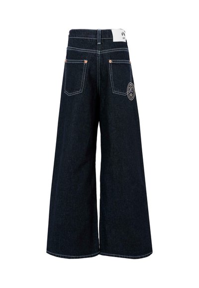 Pantaloni a gamba larga in denim scuro, con vita alta, due tasche posteriori e un dettaglio logo circolare sulla tasca destra.