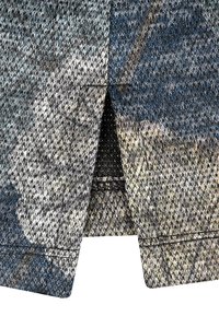 Strickstoff-Pullover mit einem marmorierten Muster in Blau, Grau und Beige; verfügt über einen V-förmigen Schlitzsaum und eine strukturierte, weiche Oberfläche.