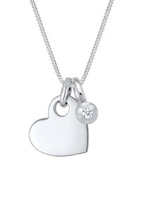 Sølv hjertevedhæng med en poleret finish, der har en lille rund perle med en klar sten, hængende fra en fin kæde.