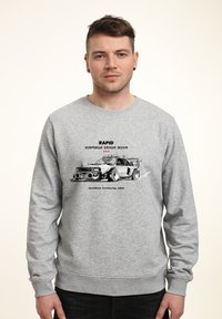 Grauer Sweatshirt mit einem Grafiken eines Rennwagens, mit dem Text "RAPID AIRFIELD TRACK STAR" und "STADIUM RACEWAY 1989" in fetter Schrift.