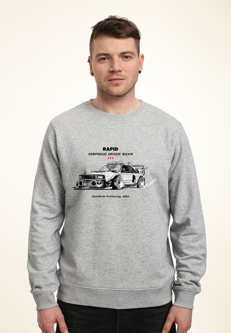 Grauer Sweatshirt mit einem Grafiken eines Rennwagens, mit dem Text "RAPID AIRFIELD TRACK STAR" und "STADIUM RACEWAY 1989" in fetter Schrift.