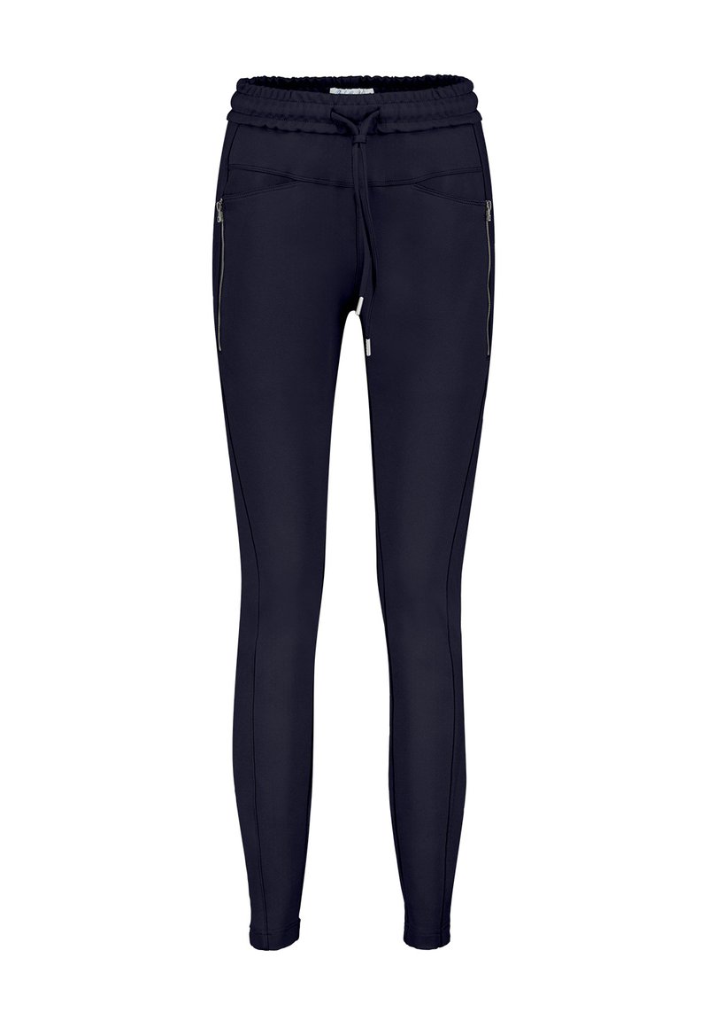 Marineblå joggerbukser med elastisk talje, justerbar snøre, og to sidelommer med lynlås; glat tekstur og tætsiddende design.