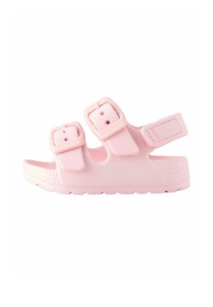 Rosa Kindersandale mit zwei verstellbaren Schnallenriemen und einem Klettverschlussriemen auf einer flachen Sohle.