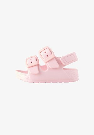 Roze kindersandaal met twee verstelbare gespen en één klittenbandsluiting op een platte zool.