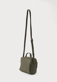 Borsa a tracolla in pelle verde oliva con una texture liscia, chiusura con zip, tasca laterale e tracolla regolabile. Presenta un manico superiore.