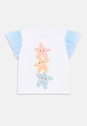 Fehér baba póló rövid kék fodros ujjakkal, díszítve három színes tengeri csillaggal, sárga pöttyökkel és szemekkel a közepén.