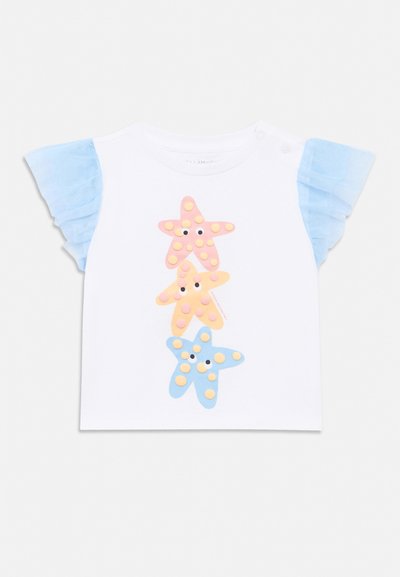 T-shirt blanc pour bébé avec des manches courtes bleues à volants, décoré de trois étoiles de mer colorées avec des points jaunes et des yeux au centre.