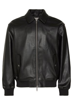 Schwarze Kunstlederjacke mit Frontreißverschluss, Klappentaschen mit Druckknöpfen, gerippten Bündchen und Saum sowie kleinem, geprägt eingestanztem Logo auf der Brust.